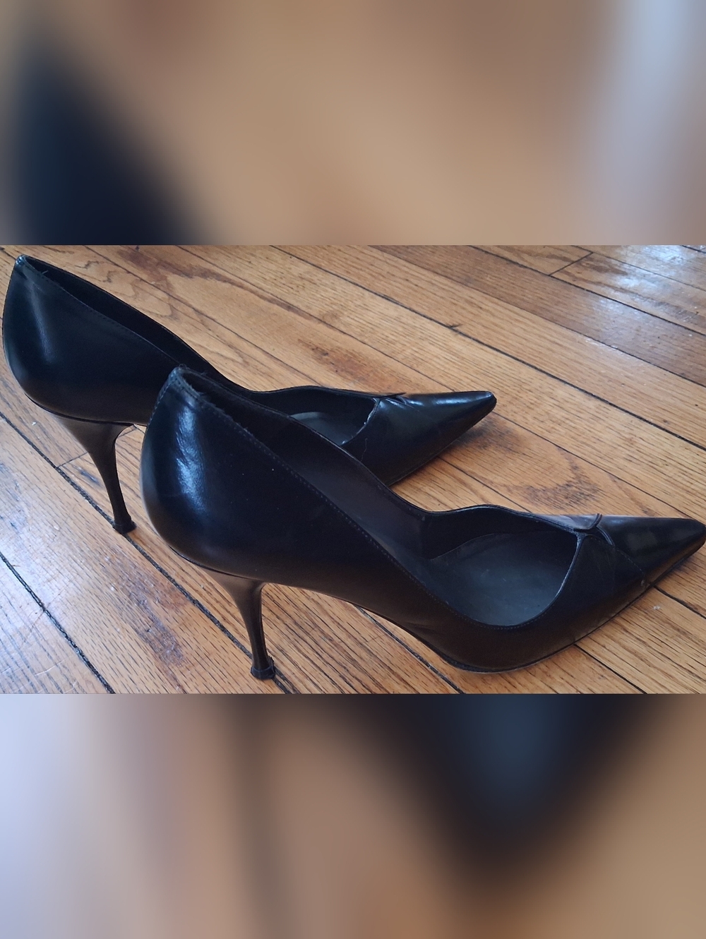 Stuart Weitzman - Black Leather 4 inch Pointed Toe Stiletto Heels. Size 8.5M